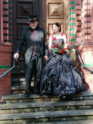 Brautkleid und Hochzeitsanzug im Steampunk Stil 