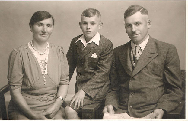 Katharina (geb. Kästel) und Karl Schneider mit Sohn Willi (Bild um 1946)