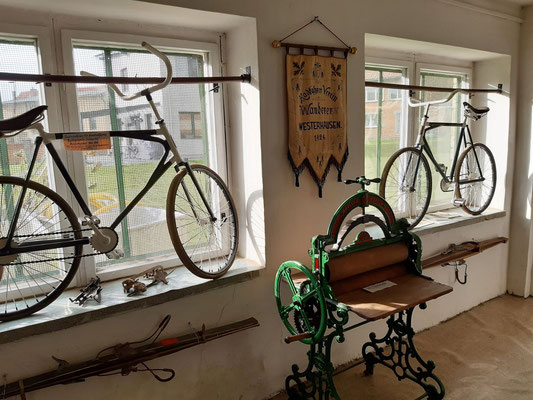 Erdgeschoss- Eine Wäschemangel zwischen zwei Saalmaschinen für Kunstradfahren