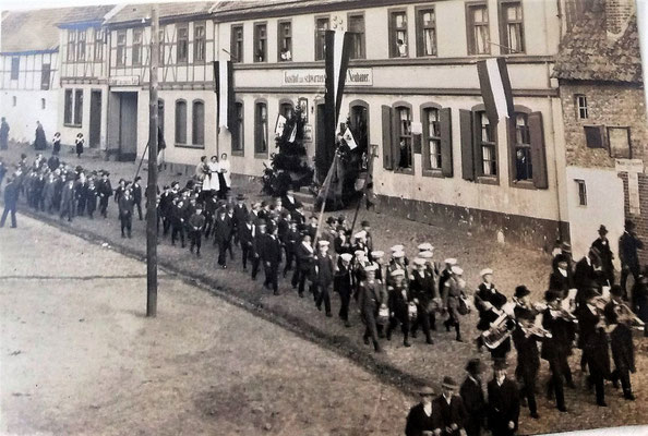 Großer Festumzug zum Dreieck zum Pflanzen der Jubiläumseiche