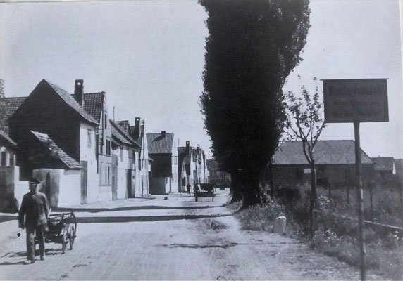 Ungepflasterte Straße Ortsausgang Blankenburg. Laut Schild waren wir Regierungsbezirk Magdeburg