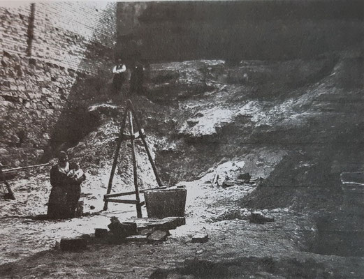 Der Mühlenberg war früher ein Sandsteinfelsen. Am unteren Mühlenberg von Wilmut Ecke seiner Scheune kann man dies noch gut erkennen. Diese wurde 1933 in den Felsen reingebaut (siehe Bild). Die Rückseite besteht nur aus Felsen.