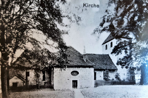 Der Turm hatte vor 1700 keine Turmspitzen, sondern nur einen Turm mit einer einfachen Dachabdeckung darauf.