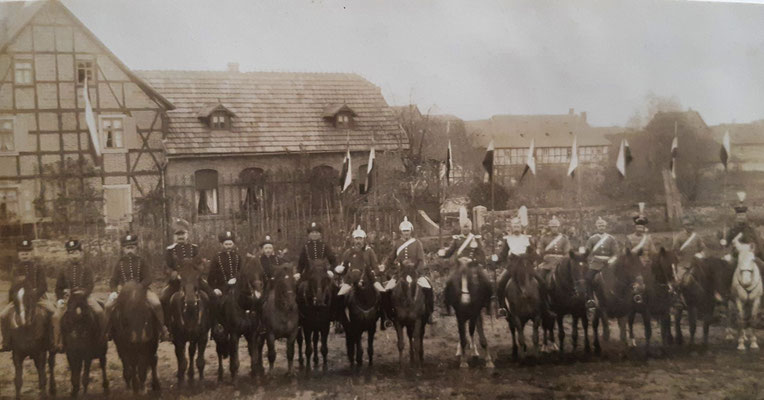 Paradeaufstellung in Koggels Garten