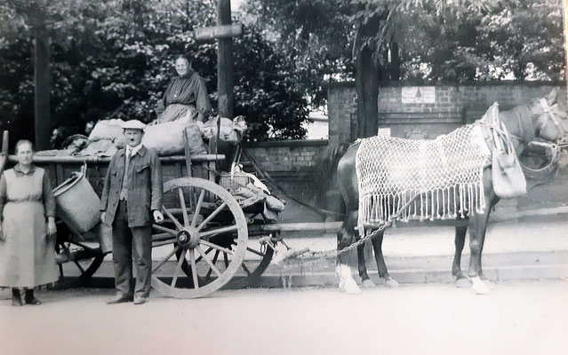 Auf dem Weg zum Markt, den Wagen voll geladen, Verpflegungskorb auf dem Kutschbock ,Futterbeutel am Pferdehals und gepflegte Kleidung (mit Schlips) geht es los.