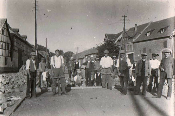 Beim Pflastern der Hauptstraße
