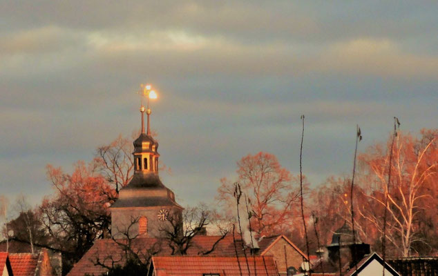 Die neuen Wetterfahnen im Sonnenlicht. Es heißt, die Türme symbolisieren den nördlichen Amtsbezirk und den südlichen Gutsbezirk.
