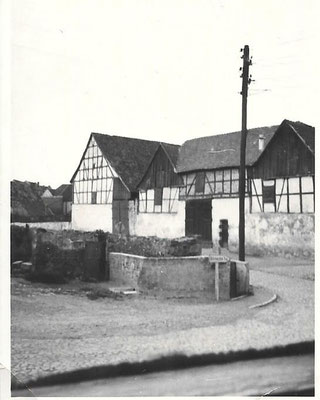 Von der Raboe an der Hauptstraße bis zur Untermühle verlief der Mühlgraben durch einen Stollen. An der Ecke Halberstädter Straße/Mühlenstraße wurde er durch eine sogenannte "Fülle" unterbrochen (Bild). Hier konnte Wasser entnommen und gereinigt werden.