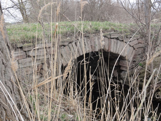 Alte Brücke ohne Mörtel gebaut im Bruch