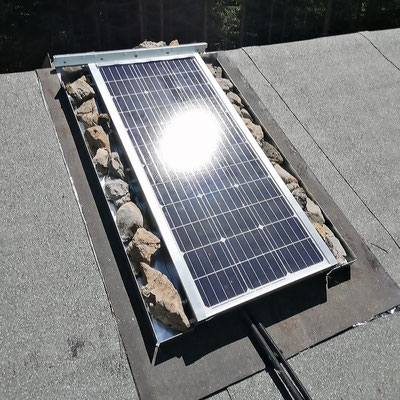 Montage und Installation einer 12V Solar-Inselanlage auf privater Almhütte im Lechtal
