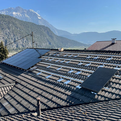 Montage und Inbetriebnahme 20kW Photovoltaik-Anlage im Gästehaus Thaler, Rietz