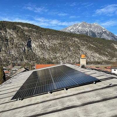 Komplettmontage, Installation und Inbetriebnahme 10kWp Photovoltaik-Anlage auf Bitumendach (Kiesdach), Rietz