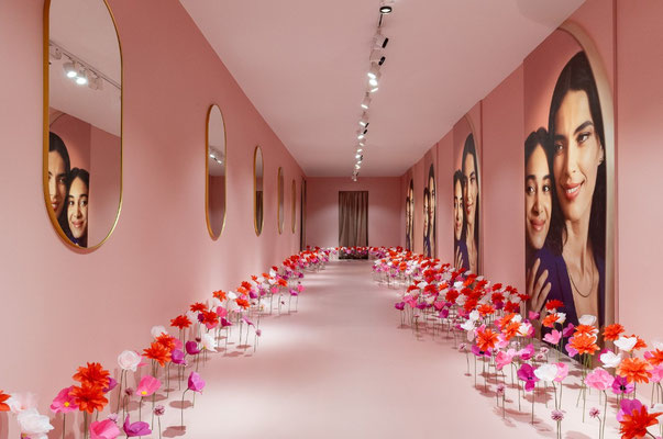 Fêtes de mères, décoration espace boutique avec de fleurs en papier soie Sehora 2024
