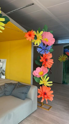 décoration avec de fleurs en papier géantes