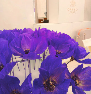 CREED parfum Queen of silk, création sculpture végétale, fleurs imaginaires, couleur violet avec touche doré 