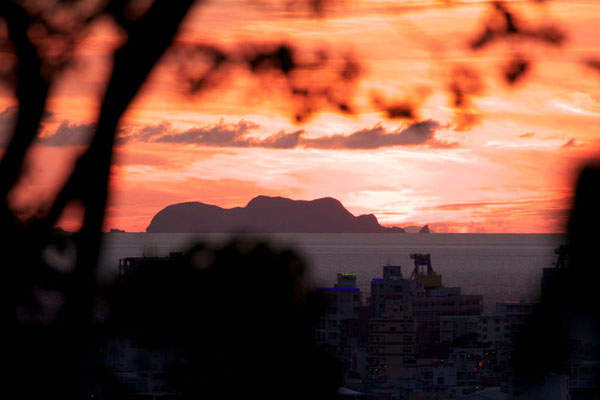 08-0026 夕陽に染まる黒島　末吉山からの眺め