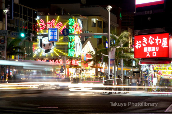 07b-0005 国際通り。街ゆく車の光跡。