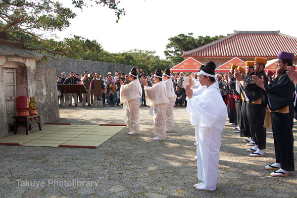 01d-0003　首里城祭祀　百人御物参　首里城内 首里森御嶽を拝礼