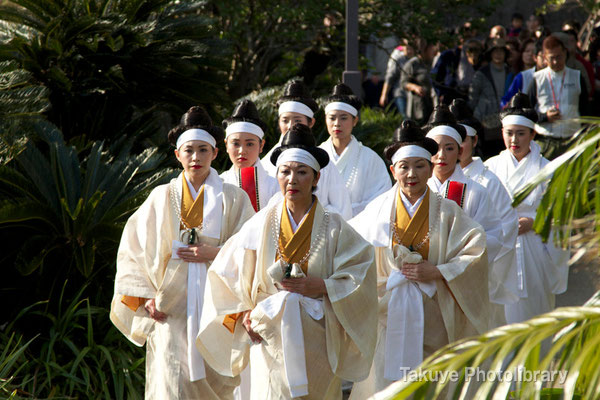 01d-0004　首里城祭祀　百人御物参　首里城内、京の内を巡拝