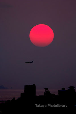 07c-0006　真赤な太陽と飛行機