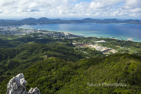 07-0098 嘉津宇岳 山頂からの望む名護湾