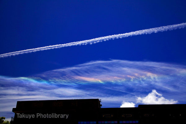 07c-0001　ひこうき雲と七色の雲、彩雲