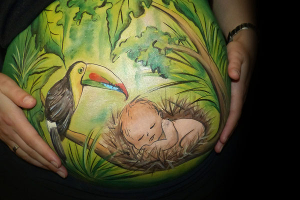 Een natuurlijke bellypaint met een paradijsvogel en slapend babietje