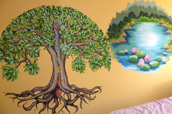 Levensboom muurschildering met chakra's en watertje