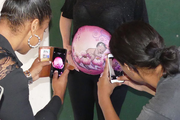 Veel foto's worden er gemaakt tijdens het bellypainten op een babyshower