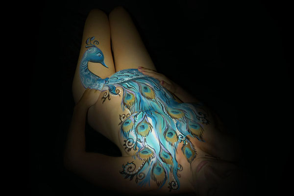 Eern pauw als bodypaint