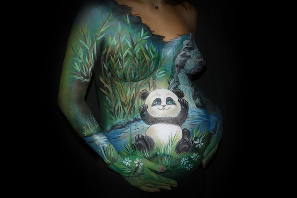 Een pandabeer in deze bodypaint