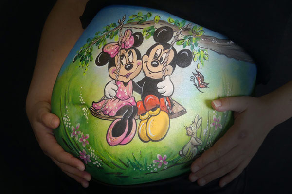 Buikschildering met Mickey en Minnie Mouse op een schommel