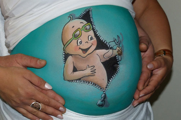 Bellypaint met stoere baby die uit de rits komt 