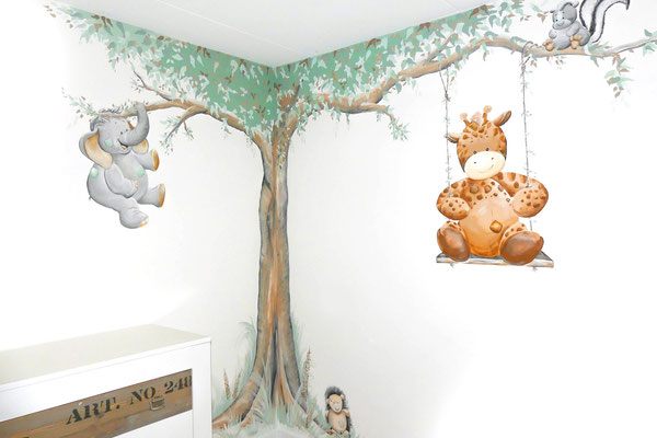Muurschildering op babykamer met jungledieren