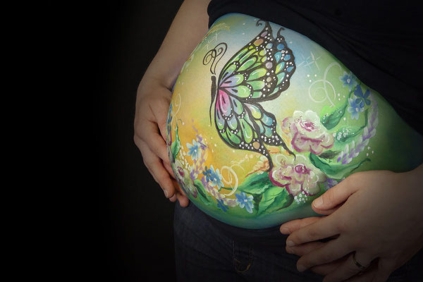 Lieflijke bellypaint met vlinder voor een meisje