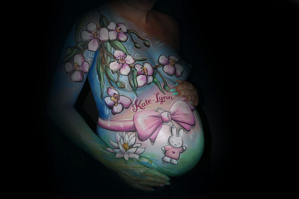 Nijntje, een roze strik en bloemen zag ze graag terug in de bodypaint