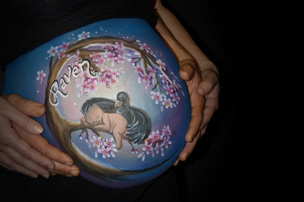 Bellypaint met raaf omdat de baby Raven gaat heten