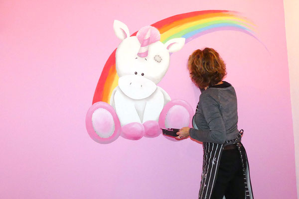 Unicorn muurschildering op roze meisjeskamer