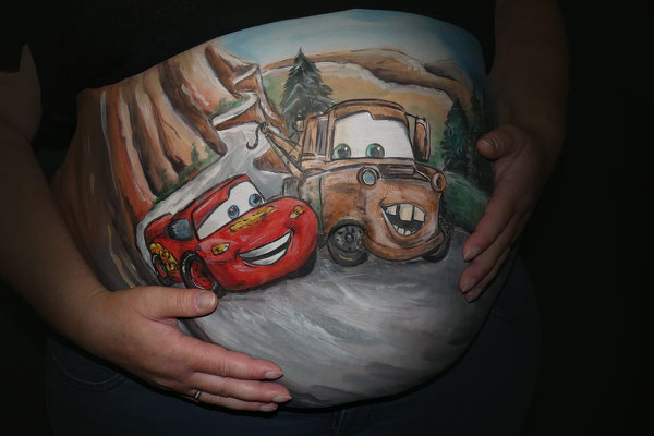 Een Cars bellypaint geliefd bij jongensmoeders