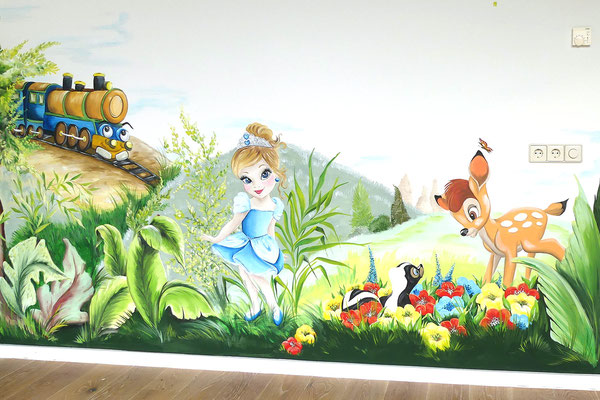 Muurschildering op kinderkamer met diverse personages