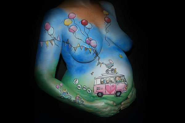 Hun gezinnetje in een Volkswagen busje als bodypaint