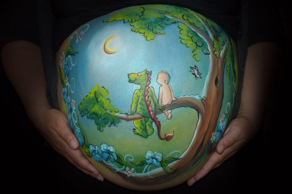 Een draakje met baby als buikschildering