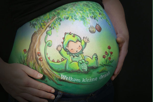 Een schattige baby in een drakenpakje als bellypaint