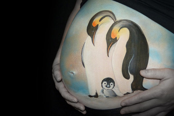 Een pinguïn gezinnetje in deze buikschildering