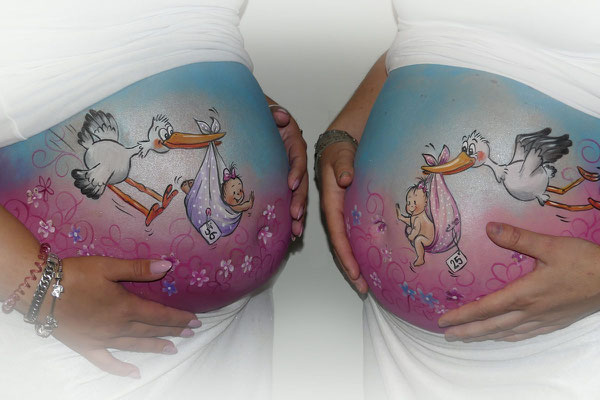 Een duo bellypaint met ooievaars en 2 baby meisjes