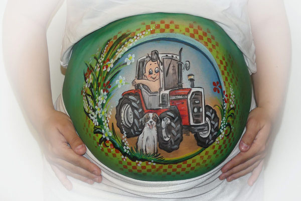 Stoere bellypaint met een tractor voor een boerengezin