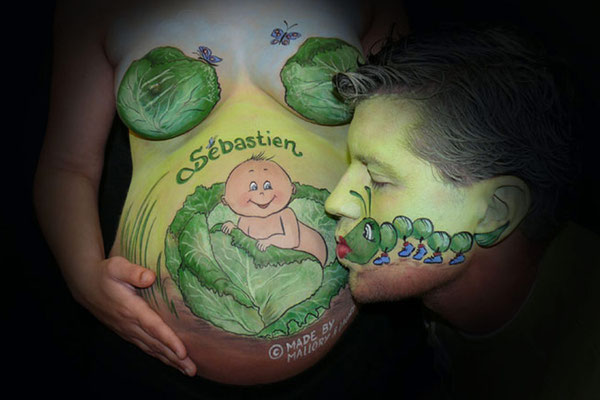 Een baby die uit de boerenkool komt op deze bodypaint