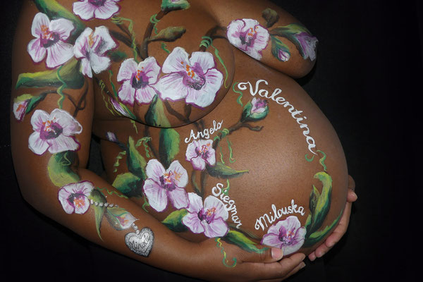 Een bodypaint met orchideeen en hun namen erin verwerkt