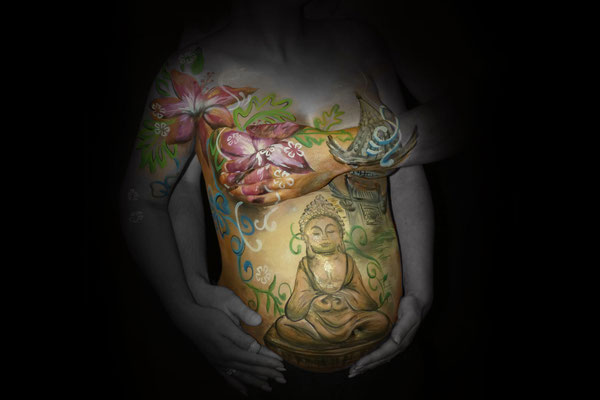Een Buddha bodypaint in Oosters thema