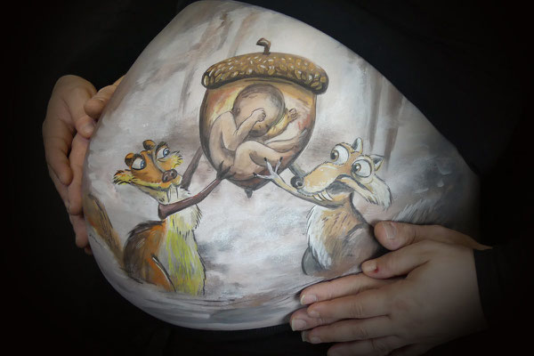 Een bellypaint met scene uit de film Ice age.